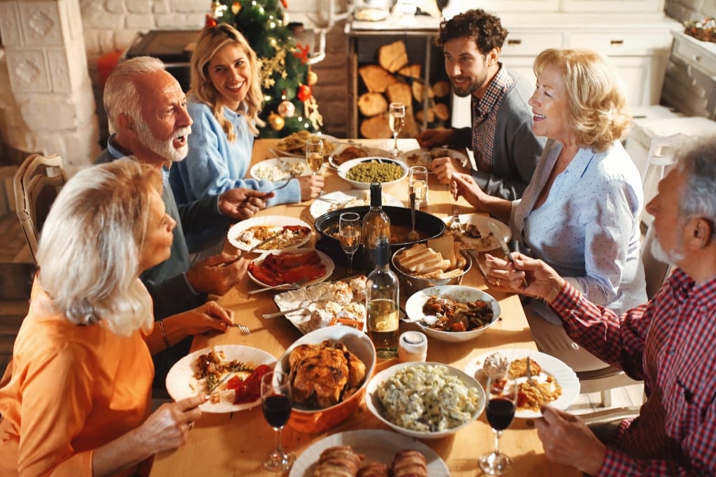 7 Creative Ways To Seat A Large Crowd For Thanksgiving